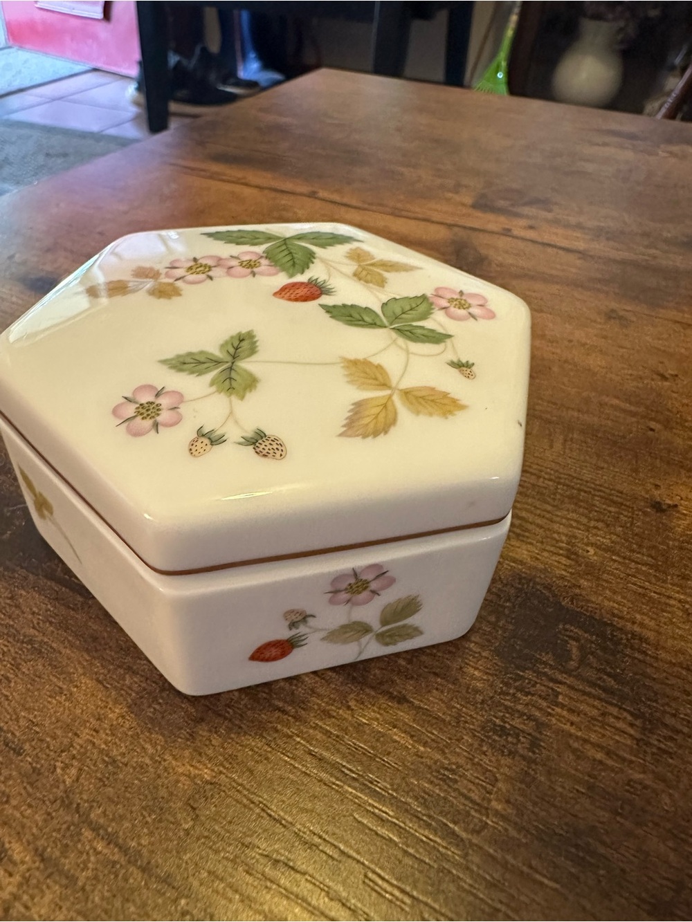 Hexagonal Porcelain Trinket Box with Strawberry Floral Motif Wedgwood - Picture 6 of 6